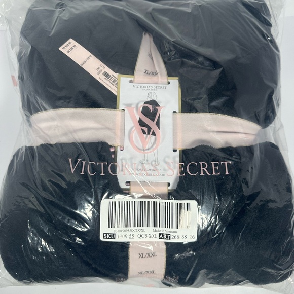 Victoria's Secret Black Plush Robe - Picture 3 of 3